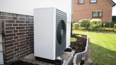 Leise lohnt sich: Ruhige Wärmepumpen schonen die Nerven der Nachbarn und können mit Fördergeld finanziert werden. (Foto: Daniel Reinhardt/dpa/dpa-tmn)