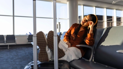 Alles dabei? Kleine Helfer wie Kopfhörer oder Stützstrümpfe können lange Fahrten und Flüge wesentlich komfortabler machen. (Foto: Pau Cardellach Lliso/Westend61/dpa-tmn)