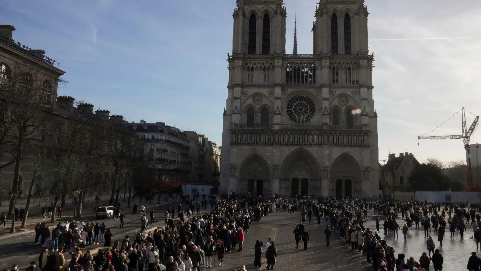 Original-Steine der Kathedrale werden verlost (Foto: Thibault Camus/AP/dpa)