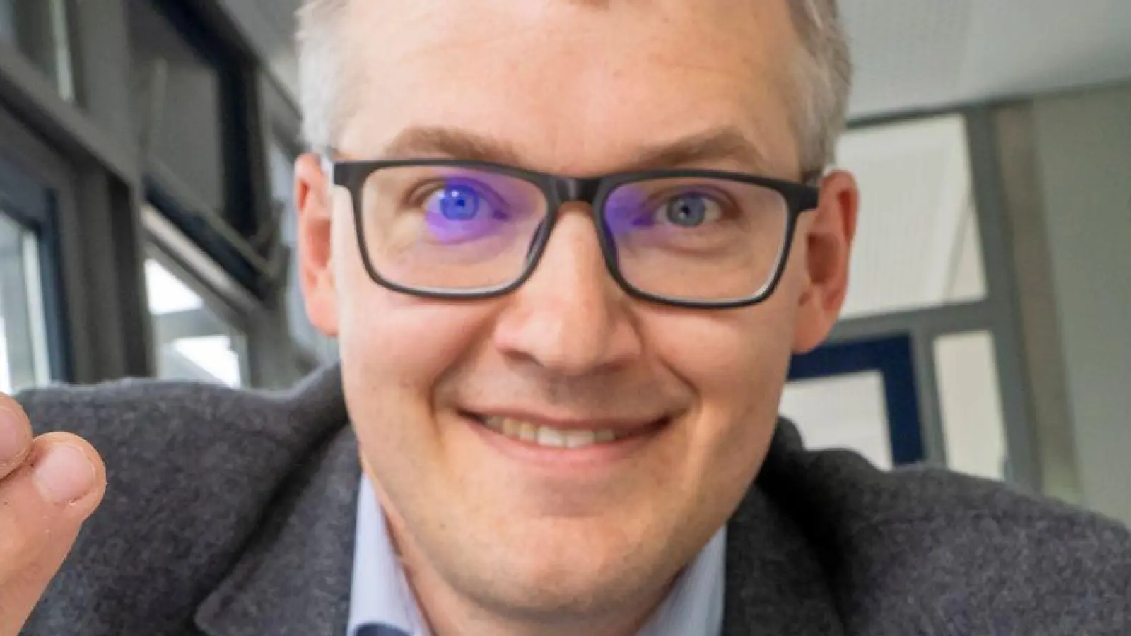 Luitpold Fried vom Start-Up-Unternehmen „Bind-X“ zeigt an einem Beispiel, wie mit einem speziellen Bindemittel aus ungefestigtem Sand, eine feste Verbindung entstehen kann, die zur Reduzierung von Staub auf unbefestigten Straßen führt.  (Foto: Peter Kneffel/dpa)