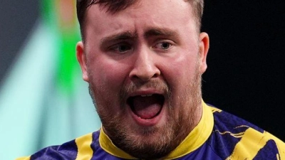 Führt die Darts-Weltrangliste erstmals an: Luke Littler.  (Foto: Martin Rickett/PA Wire/dpa)