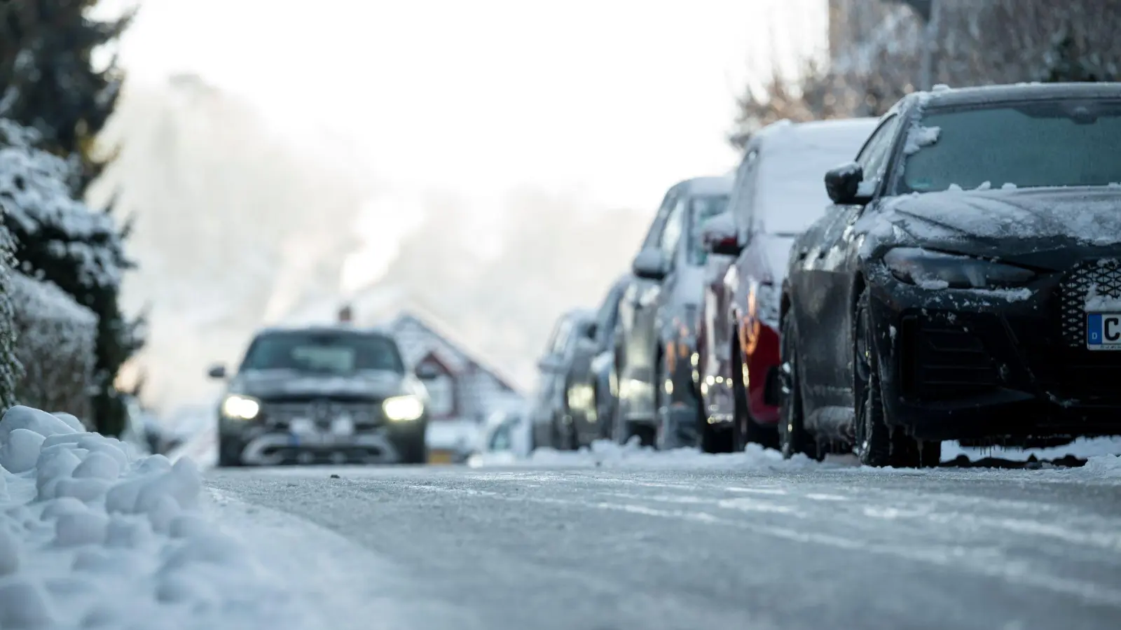 Im Osten des Freistaats hält die Glatteisgefahr bis Dienstagvormittag an.  (Foto: Daniel Vogl/dpa)