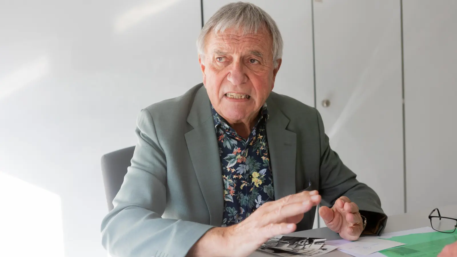 Bei einem Besuch in der FLZ-Redaktion erinnerte sich Otto Schaudig an die Wegmarken seiner 48 Jahre im Ansbacher Stadtrat – und brachte alte Fotos mit. (Foto: Evi Lemberger)