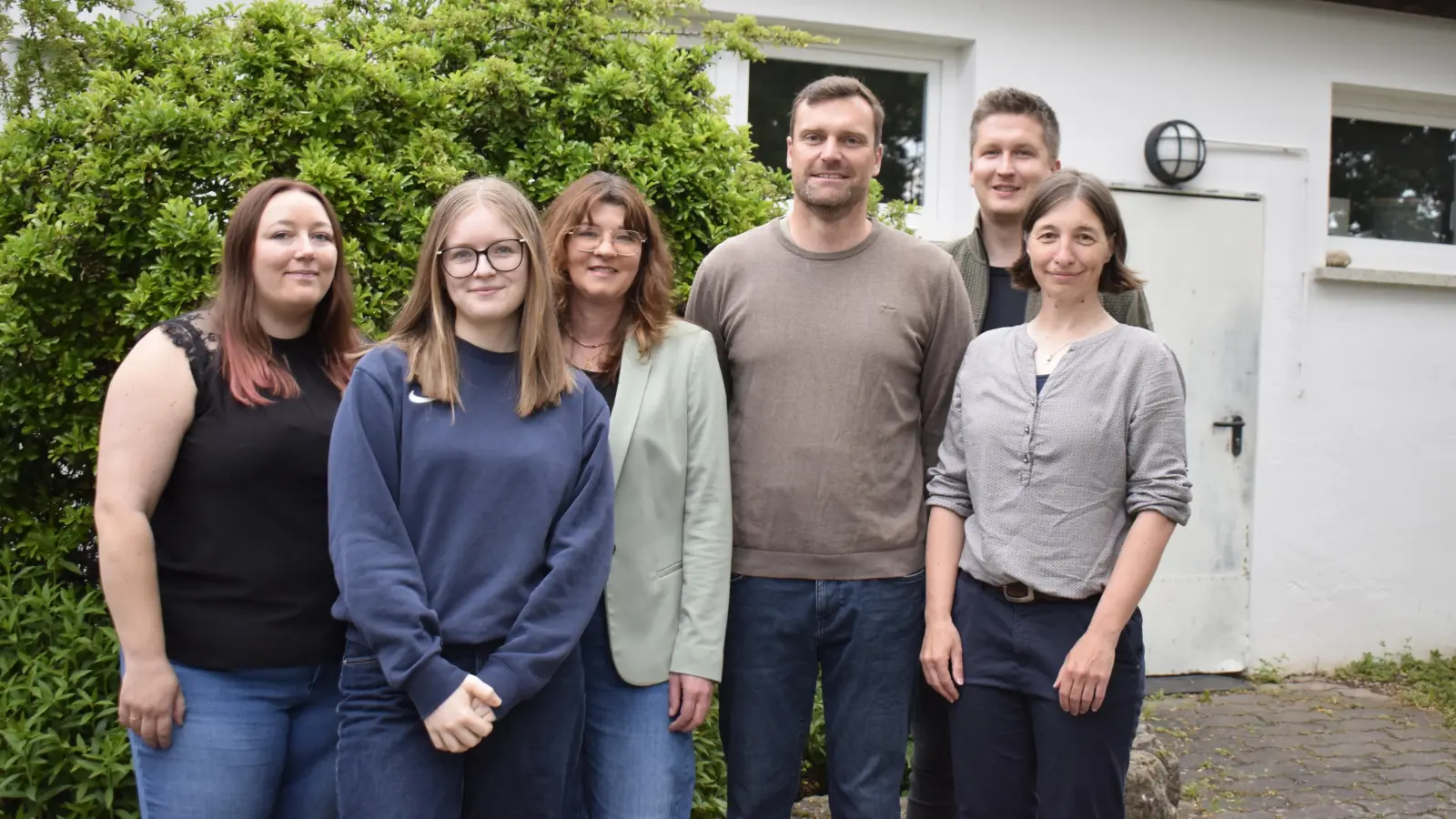 Die vier neuen Stadträtinnen Jana Pfahler, Annika Herrmann, Katrin Netter und Hanne Kleider (von links) zogen gemeinsam mit Gert Hackeneis und Dominik Hauff (weiter von links) in den neuen Ornbauer Stadtrat ein.  (Foto: Christina Özbek)