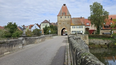 An der Altmühlbrücke in Herrieden wurde die Sandsteinmauer mutmaßlich durch einen Unfall beschädigt. (Archivbild: Wolfgang Grebenhof)