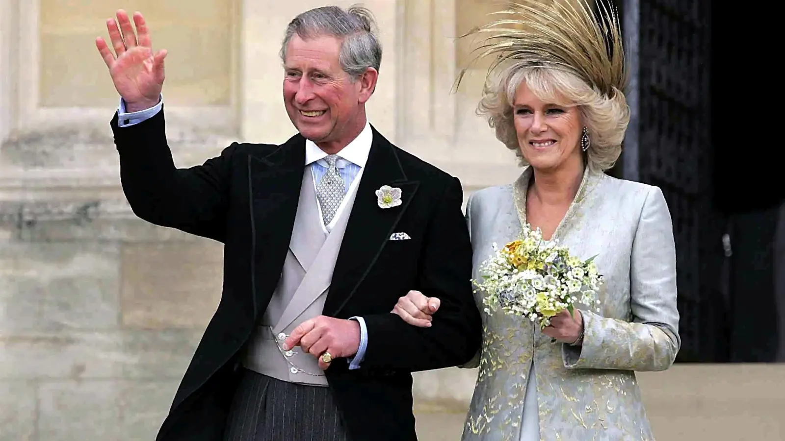 Charles und Camilla verlassen nach einem Gebets- und Weihegottesdienst anlässlich ihrer Trauung die St. George&#39;s Chapel auf Schloss Windsor (2005). (Foto: Toby Melville/ dpa)