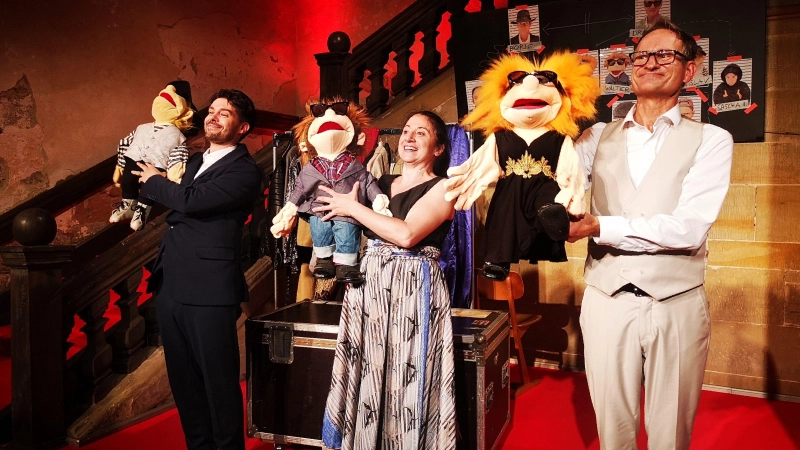 Ein Trio, das zusammen knapp 20 Rollen zu meistern hat und dabei auch auf Unterstützung aus Stoff setzt (von links): Frank Habatsch, Atischeh Hannah Braun und Udo Grunwald beim Schlussapplaus. (Foto: Jürgen Binder)