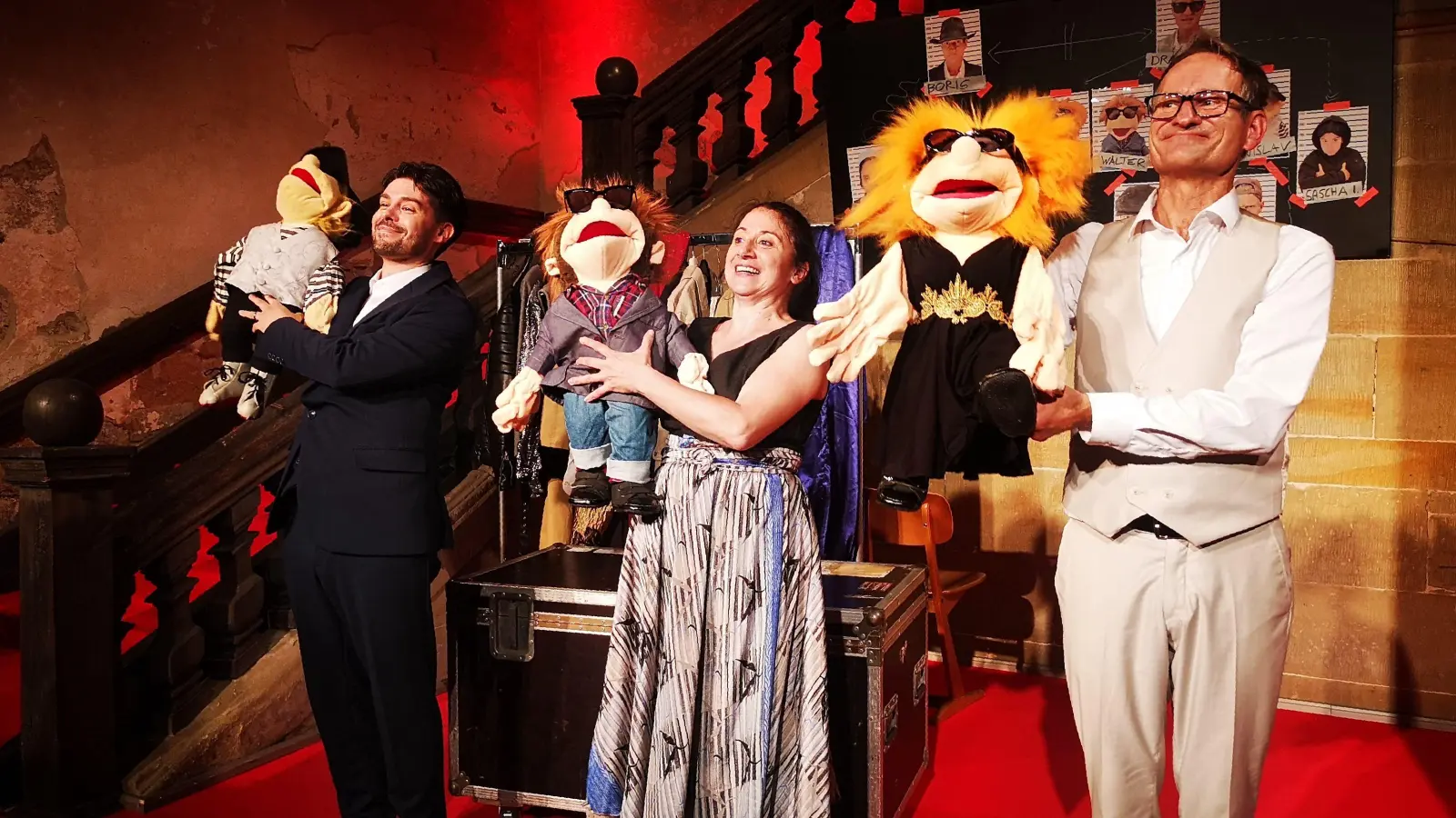 Ein Trio, das zusammen knapp 20 Rollen zu meistern hat und dabei auch auf Unterstützung aus Stoff setzt (von links): Frank Habatsch, Atischeh Hannah Braun und Udo Grunwald beim Schlussapplaus. (Foto: Jürgen Binder)