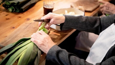Bei drohendem Untergewicht helfen gesunde Nährstoffe - und das gemeinsame Kochen und Essen mit Familie oder Freunden. (Foto: Zacharie Scheurer/dpa-tmn)