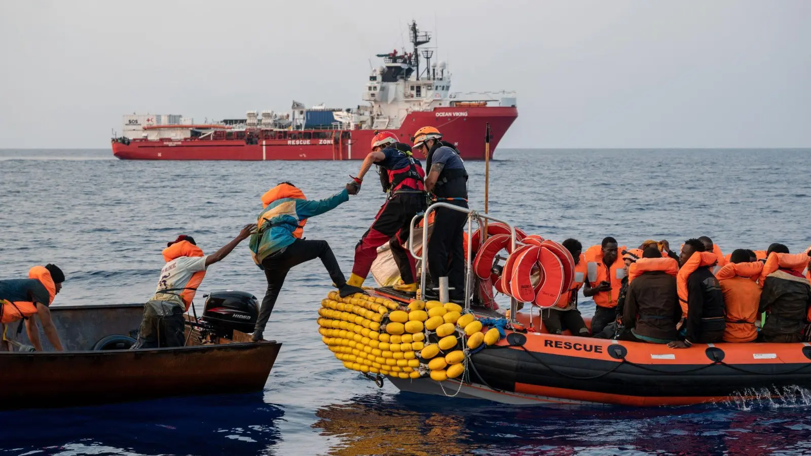 Seenotretter der europäischen Hilfsorganisation SOS Méditerranée retten schiffbrüchige Migranten. (Foto: Right Livelihood Foundation/dpa)