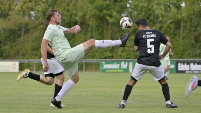 Hoch das Bein: Zweikampf zwischen Felix Mahlein (in Grün) von der SG Neuhof/Trautskirchen und Nico Horn vom FC Dombühl. (Foto: Martin Rügner)