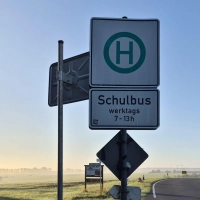 Der Bus hält nicht mehr in Ober- und Unter-Nordenberg, um die Schulkinder der weiterführenden Schulen ein- und aussteigen zu lassen, sondern nur noch im unteren Teil des Ortes. Die Kinder und Jugendlichen müssen jetzt nach unten zur Haltestelle laufen – obwohl der Bus oben an der Haltestelle vorbeifährt. (Foto: Margit Schwandt)