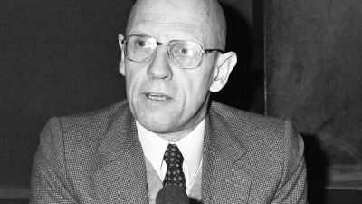 Der französische Philosoph Michel Foucault (1926–1984) beschäftigte sich mit Macht, Überwachung und gesellschaftlichen Normen. (Foto: Alexis Duclos/AP/dpa)