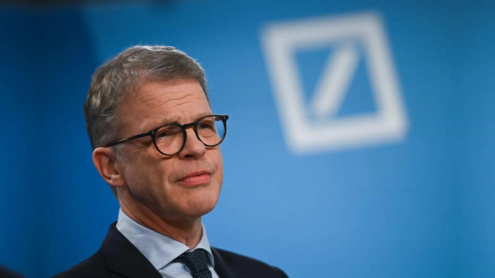 Deutsche-Bank-Chef Sewing sieht das Übernahmeringen um die Commerzbank gelassen (Archivbild) (Foto: Florian Wiegand/dpa)