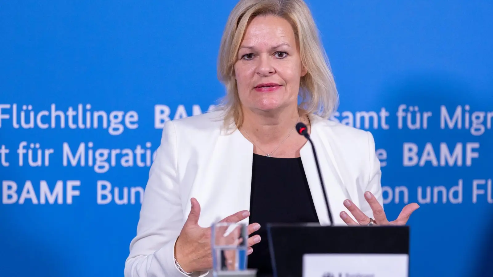 Bundesinnenministerin Nancy Faeser beim Besuch des Bundesamts für Migration und Flüchtlinge in Nürnberg. (Foto: Daniel Karmann/dpa)