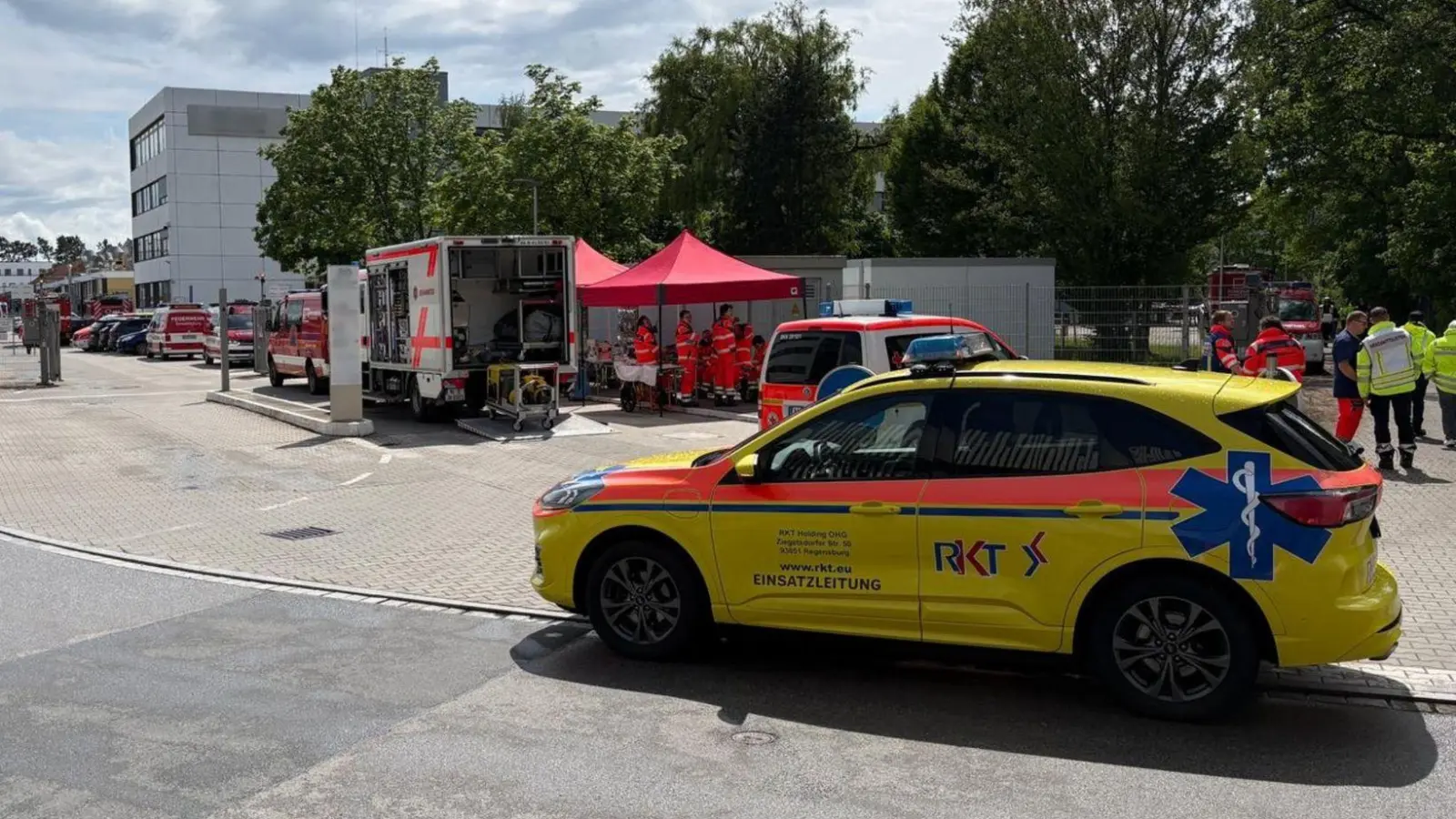 Feuerwehr und Rettungsdienste waren mit einem Großaufgebot im Einsatz.  (Foto: Sanitätseinsatzleitung/Nürnberger Hilfsorganisationen/dpa)