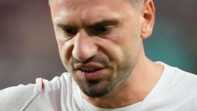 Merih Demiral ärgert sich. (Foto: Eugene Hoshiko/AP/dpa)