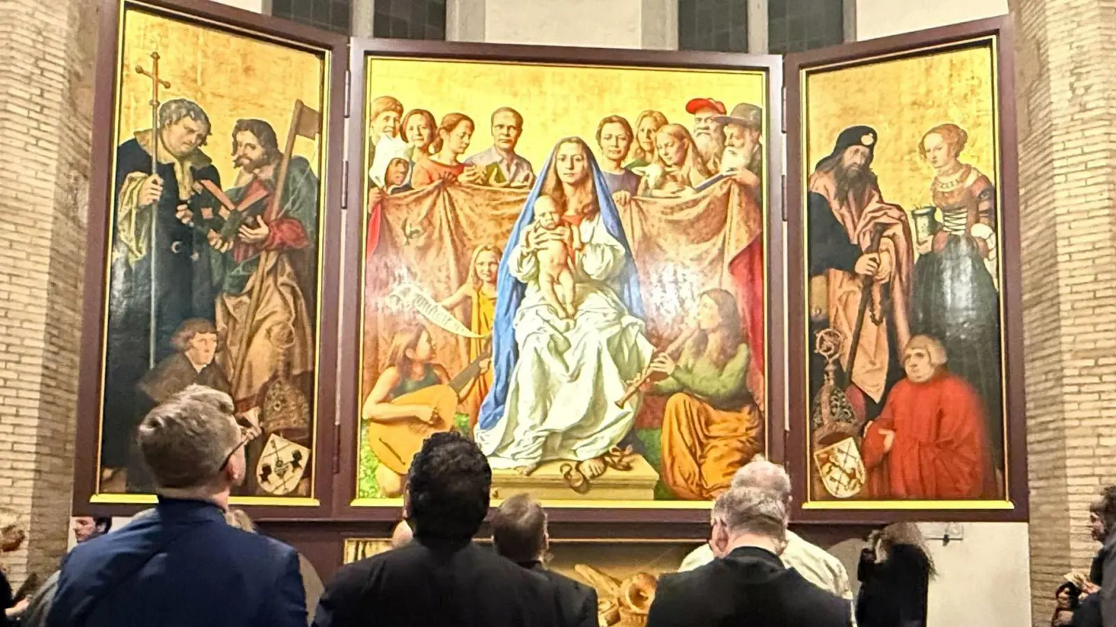 Der Cranach-Triegel-Altar ist in der Marienkirche des Friedhofs Campo Santo Teutonico zu sehen. (Foto: Christoph Sator/dpa)