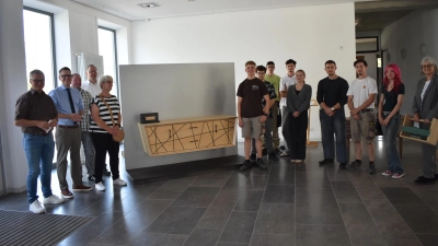 Im Rahmen der Ausstellung wurden acht Gesellenstücke in der Berufsschule ausgestellt. Eine besondere Auszeichnung gab es für das Sideboard von Jonas Ott (rechts neben dem Sideboard). (Foto: Ute Niephaus)