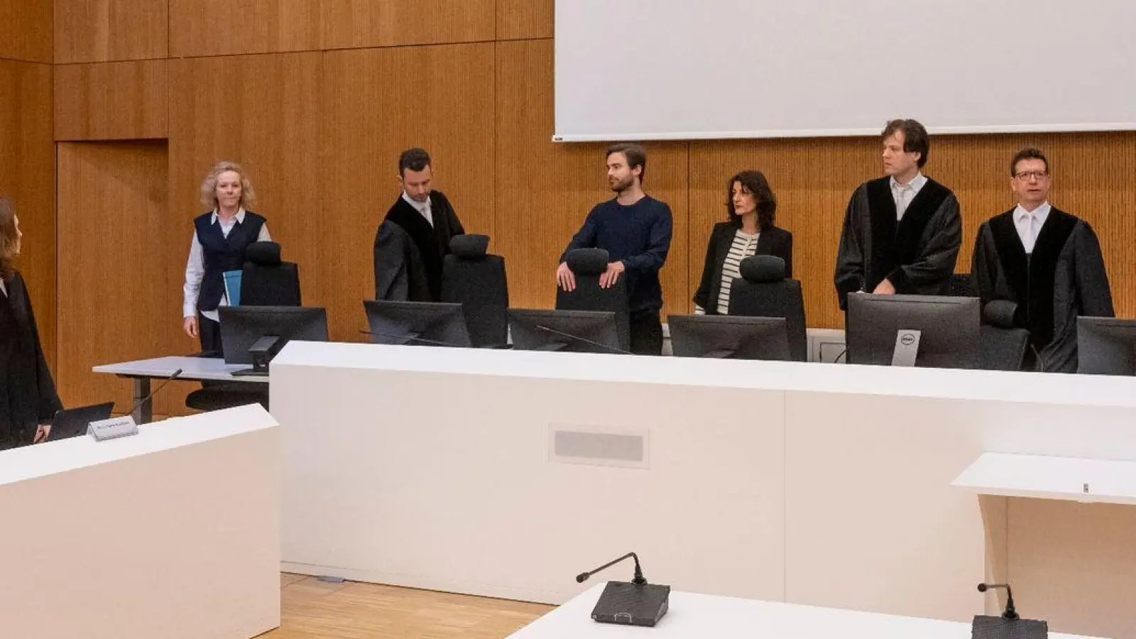 Oliver Bellenhaus (l-r), Mitangeklagter im Wirecard-Prozess, der früheren Wirecard-Vorstandschef Markus Braun sowie die Anwältinnen Maria -Theresa Herzog und Theres Kraußlach stehen beim Eintreten der Kammer im Gerichtssaal an ihrem Platz. (Foto: Peter Kneffel/dpa)