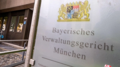 Das Gericht entschied auf Aberkennung des Ruhegehalts. (Symbolbild) (Foto: Peter Kneffel/dpa)