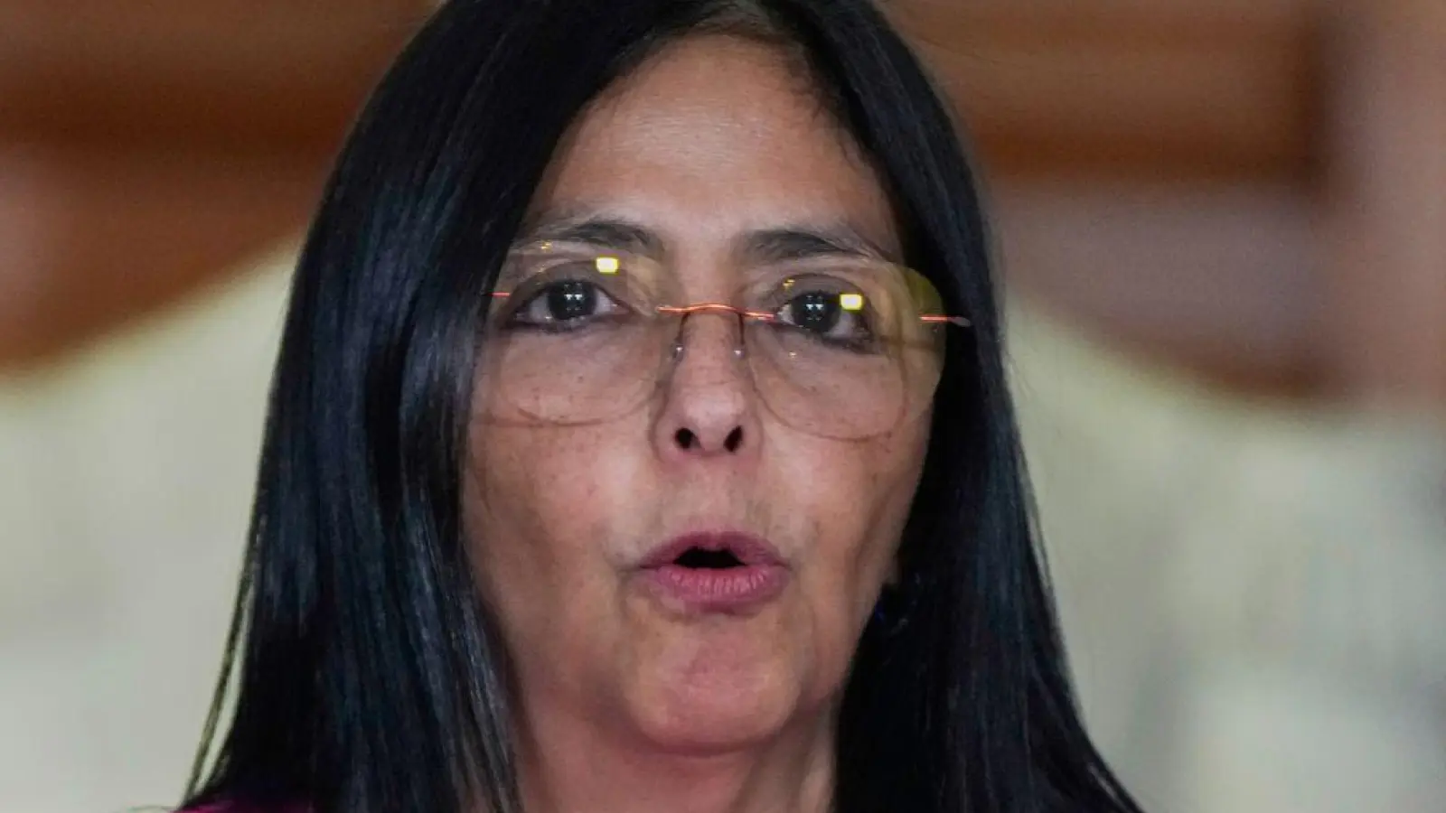 Nach der Gefangennahme des venezolanischen Präsidenten Nicolás Maduro durch die USA ist Vizepräsidentin Delcy Rodríguez laut Verfassung mit der Staatsführung beauftragt. (Foto: Ariana Cubillos/AP/dpa)