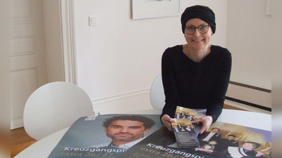 Dr. Maria Wüstenhagen, Kulturbüro-Leiterin und Dramaturgin des Feuchtwanger Freilichttheaters, stellte das Programm der Kreuzgangspiele extra-Reihe 2026/2027 vor. (Foto: Jasmin Kiendl)