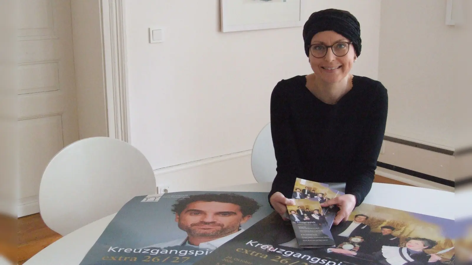 Dr. Maria Wüstenhagen, Kulturbüro-Leiterin und Dramaturgin des Feuchtwanger Freilichttheaters, stellte das Programm der Kreuzgangspiele extra-Reihe 2026/2027 vor. (Foto: Jasmin Kiendl)