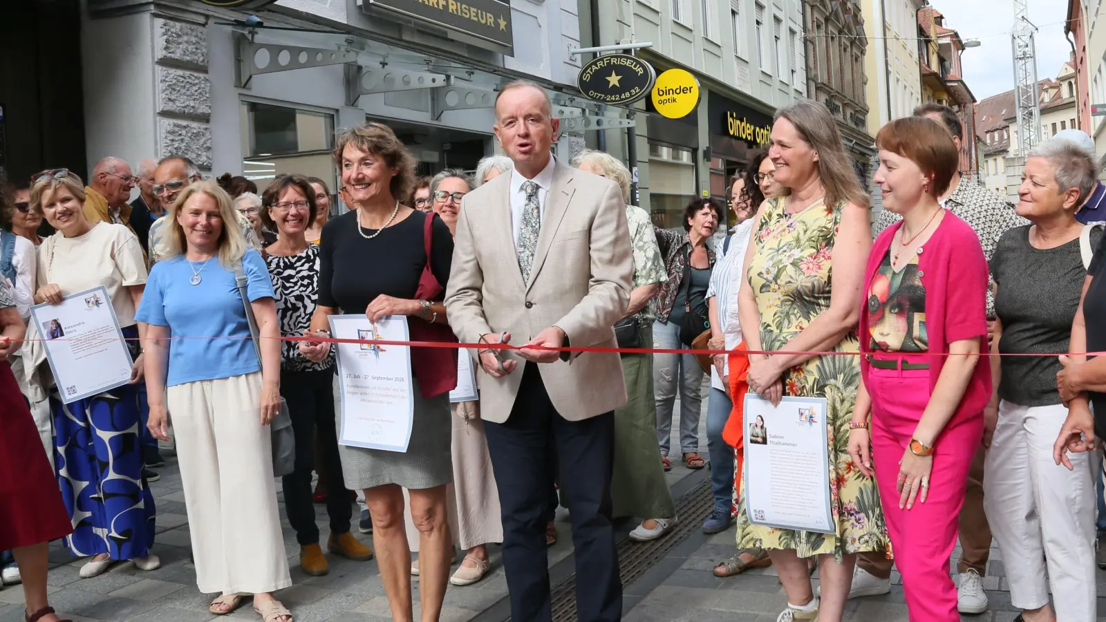 Mit Schere und Taschenmesser: Oberbürgermeister Thomas Deffner und die zweite Bürgermeisterin Elke Homm-Vogel durchtrennen das rote Band zur Eröffnung der Kunstmeile. (Foto: Martina Kramer)