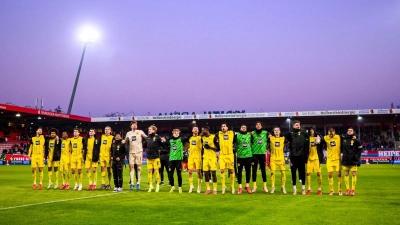 Gewannen am Samstag mit 2:1 in Heidenheim: Die Profis von Borussia Dortmund. (Foto: Tom Weller/dpa)