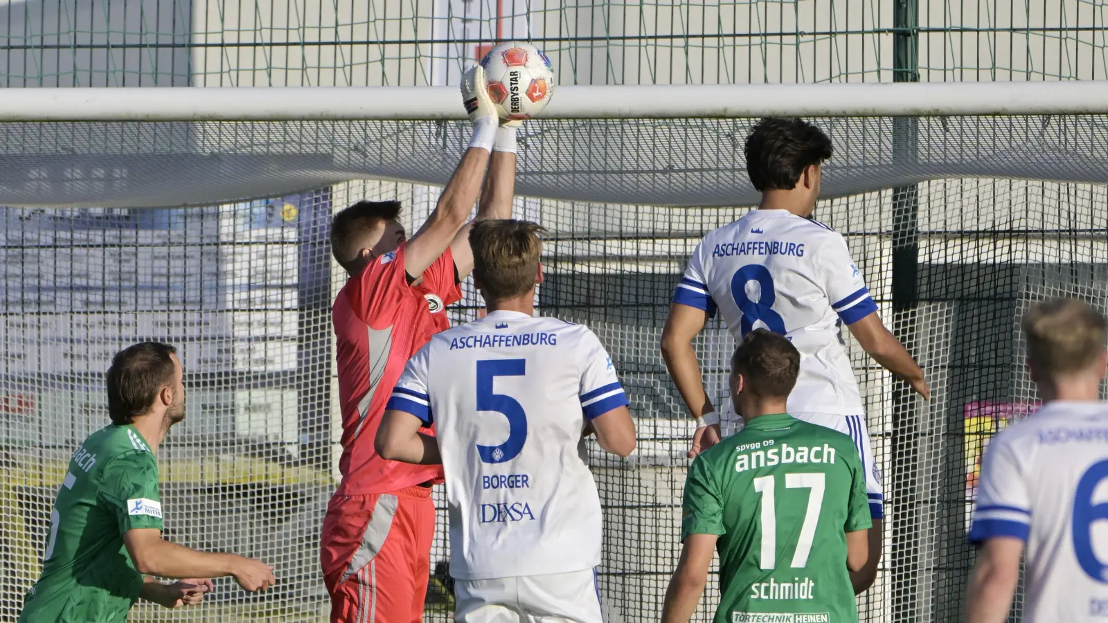 Torhüter Heiko Schiefer (hier im Heimspiel gegen Viktoria Aschaffenburg) stand in 19 Punktspielen von der ersten bis zur letzten Minute im Ansbacher Tor. Eric Weeger (links) ist mit sechs Treffern zusammen mit Niklas Seefried bester Torschütze der SpVgg.  (Foto: Martin Rügner)
