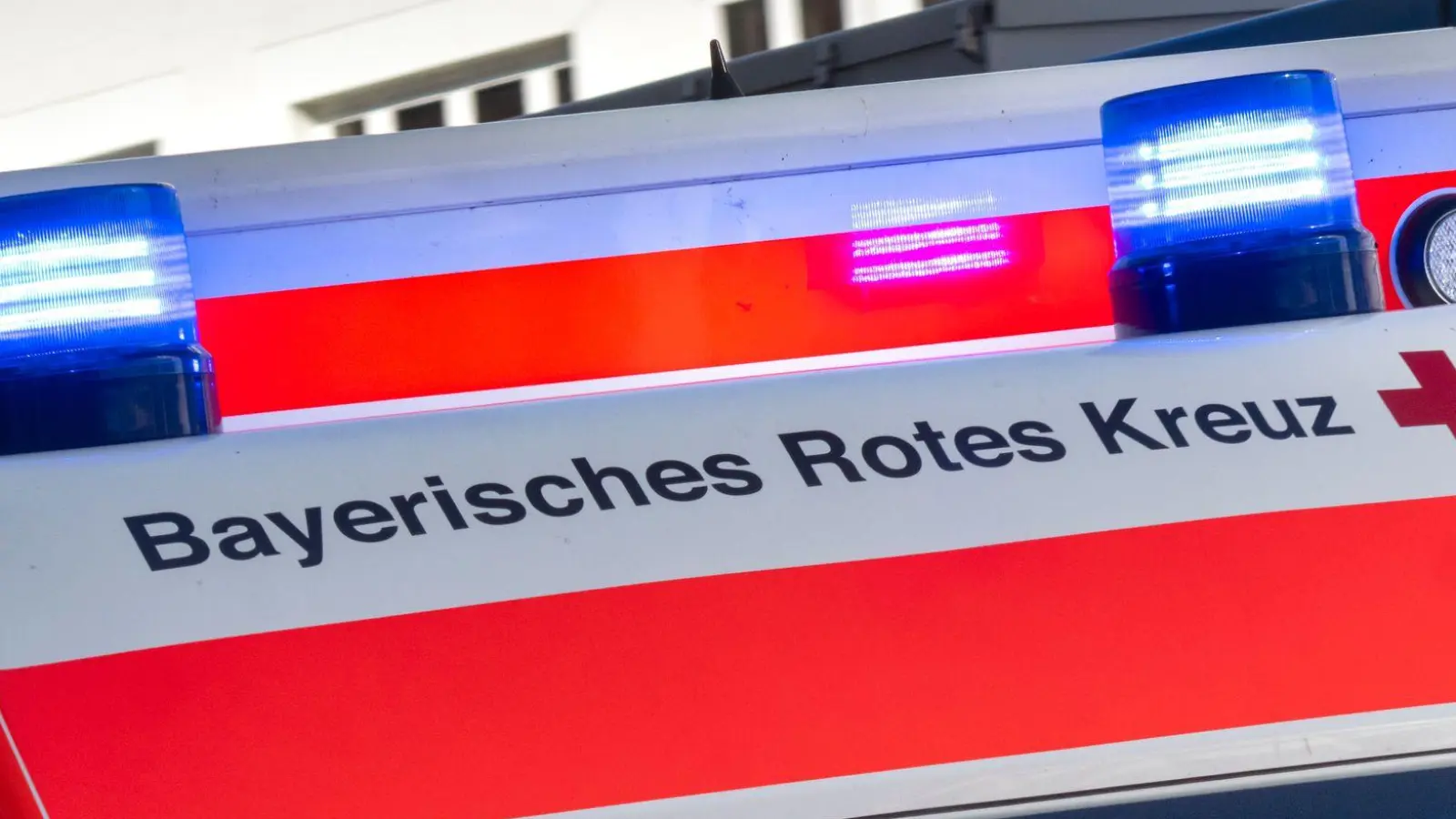 Sanitäter bringen den Fahrer des Sprinters mit schweren Verletzungen in ein Krankenhaus. (Symbolbild) (Foto: Peter Kneffel/dpa)