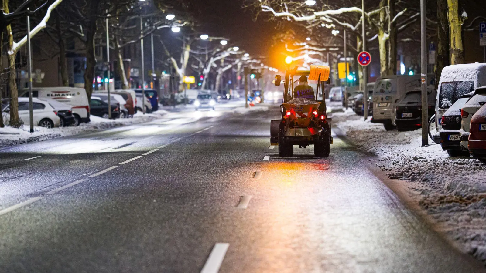 Am Morgen waren Räumfahrzeuge unterwegs.  (Foto: Moritz Frankenberg/dpa)