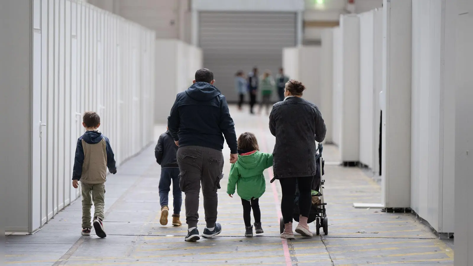 Visa gab es vor allem für Ehepartner von in Deutschland lebenden Ausländern, aber auch für mehr als 37.000 Kinder. (Archivbild) (Foto: Boris Roessler/dpa)