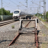 Bei Markt Bibart zweigt von der Bahnhauptstrecke bislang nur ein Abstellgleis ab: Es soll in ein paar Jahren zu einem Überholgleis ausgebaut werden, hieß es im Marktgemeinderat. (Foto: Andreas Reum)