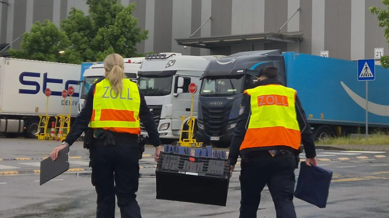 Im Fokus der bundesweiten Kontrollen wie hier in Köln stehen die Fahrer von Paketzustellern. (Foto: -/dpa)