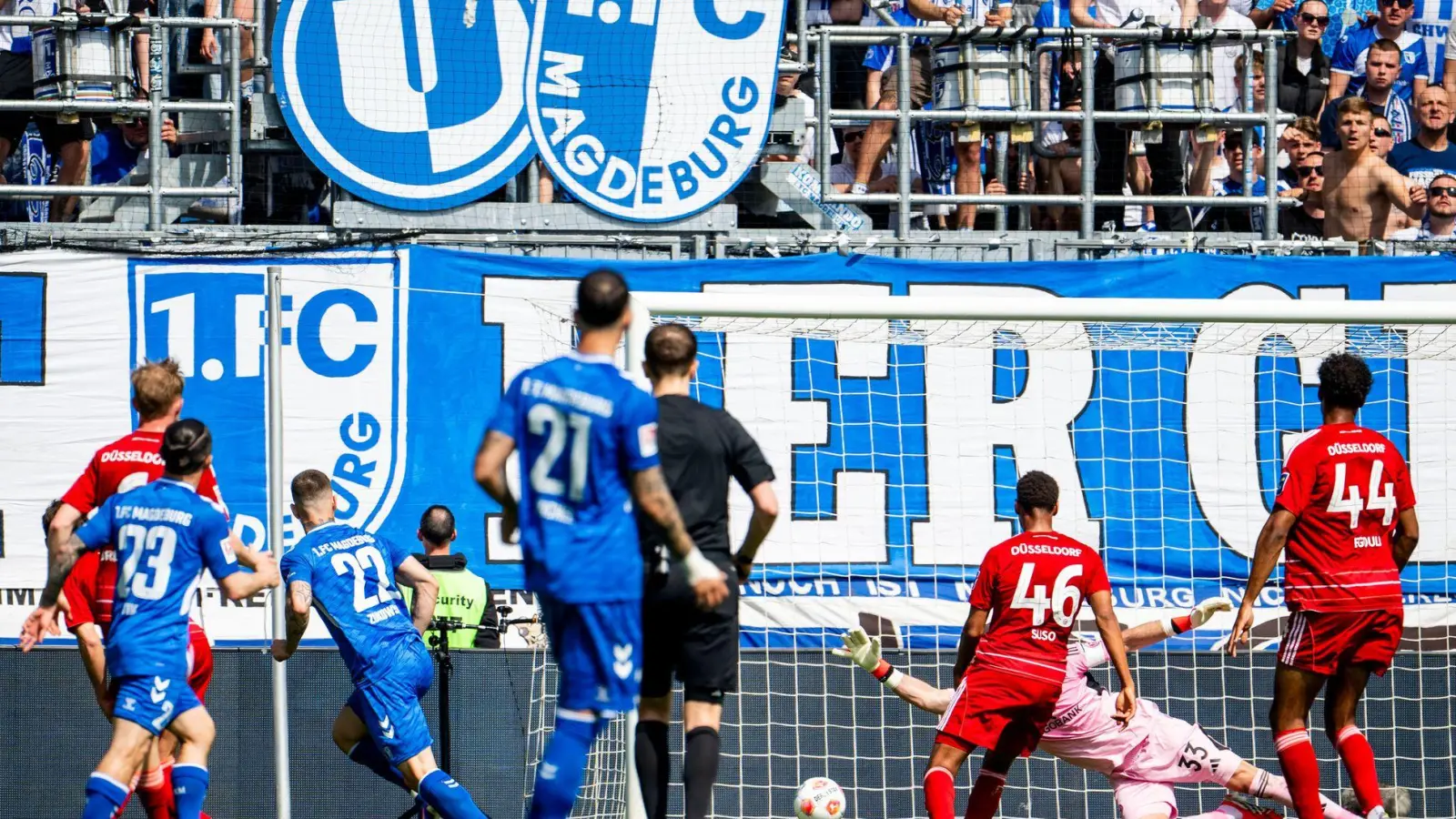 Mateusz Zukowski (3.vl, Nr. 22) erzielte das 2:0 für Magdeburg. (Foto: Julius Frick/dpa)