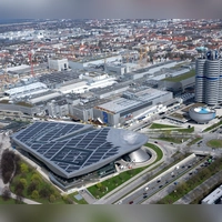 BMW-Stammwerk und Firmenzentrale in München. Bayerns Autoindustrie erging es in den ersten sieben Monaten schlecht. (Archiv) (Foto: Sven Hoppe/dpa)