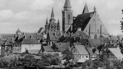 Auf dieser historischen Postkarte ist der große Glockenturm der Ansbacher Johanniskirche vorne besonders gut zu sehen. (Repro: Alexander Biernoth)