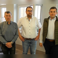 Der neue Steinsfelder Bürgermeister Heinz Dürr (links) mit seinen beiden Stellvertretern, dem zweiten Bürgermeister Dominik Langenbuch (rechts) und dem dritten Bürgermeister Bernd May. (Foto: Karl-Heinz Gisbertz)