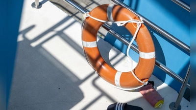 Rettungskräfte bargen den Mann noch aus dem Wasser, er starb später in einem Krankenhaus. (Symbolbild) (Foto: Stefan Puchner/dpa)