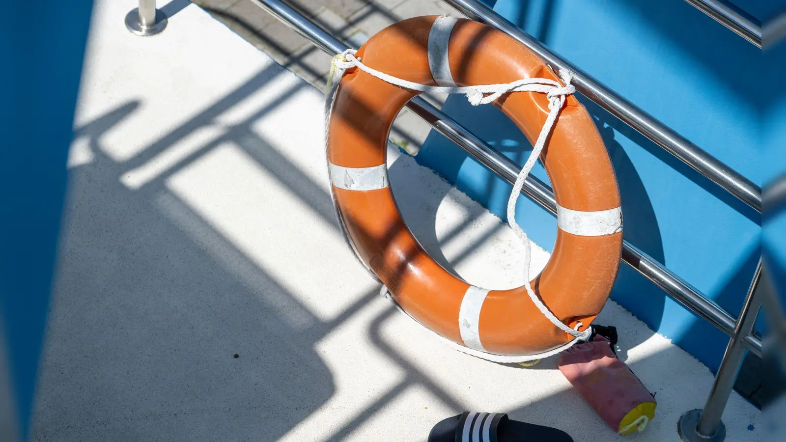 Rettungskräfte bargen den Mann noch aus dem Wasser, er starb später in einem Krankenhaus. (Symbolbild) (Foto: Stefan Puchner/dpa)