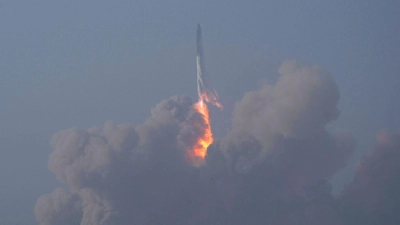 Ein großer Raketenstart wirkt nicht nur auf Menschen gewaltig. Auch die Atmosphäre ändert sich dadurch. (Foto: Eric Gay/AP/dpa)