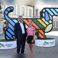 Bayerns Ministerpräsident Markus Söder und Dressur-Olympiasiegerin Jessica von Bredlow-Werndl werben für München. (Foto: Sven Hoppe/dpa)