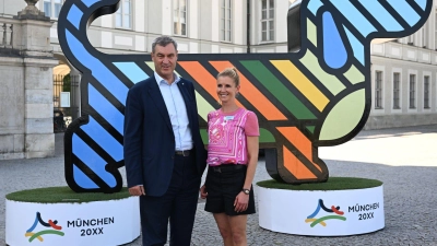 Bayerns Ministerpräsident Markus Söder und Dressur-Olympiasiegerin Jessica von Bredlow-Werndl werben für München. (Foto: Sven Hoppe/dpa)