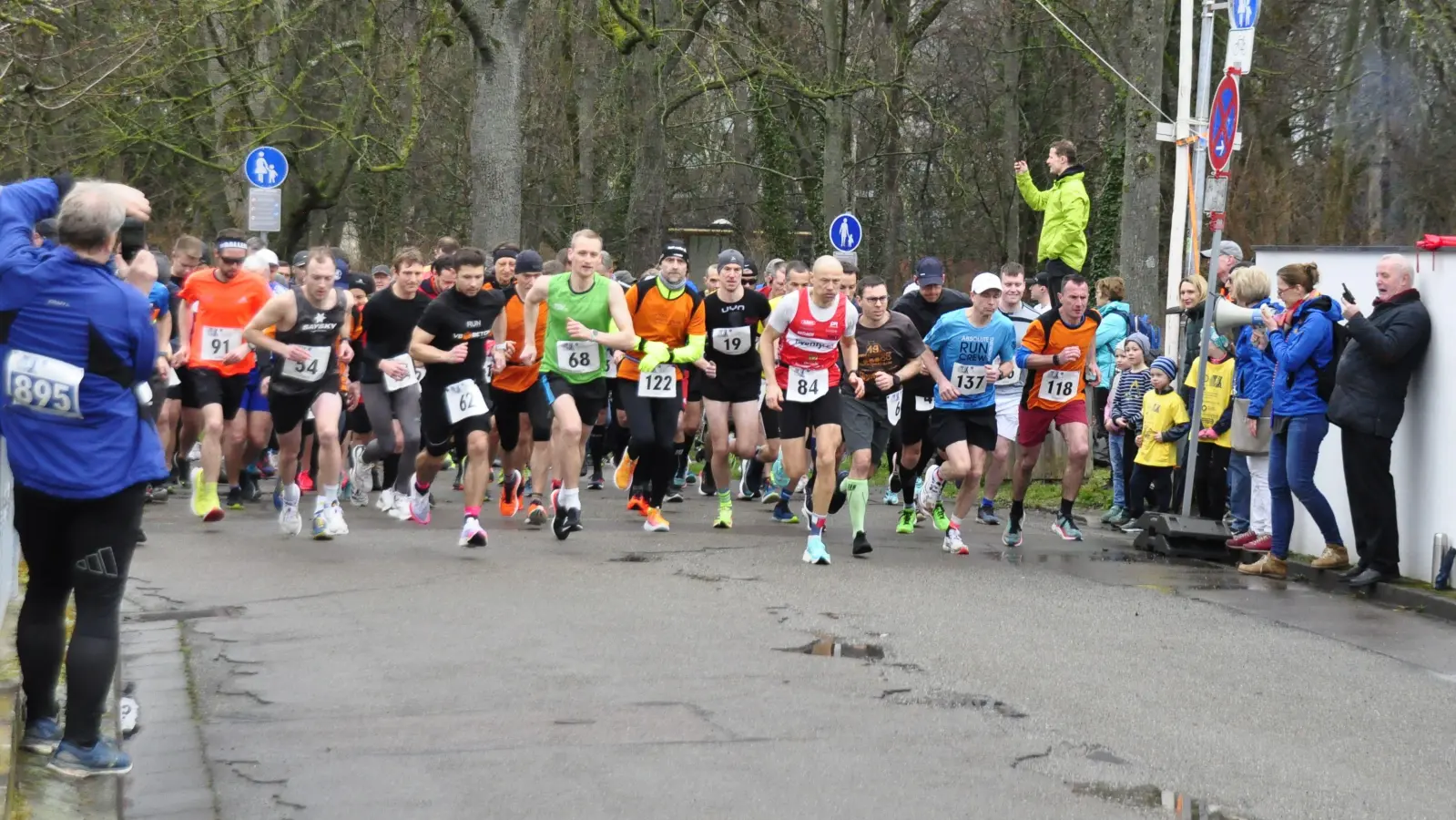 Die Teilnehmerinnen und Teilnehmer des Bad Windsheimer Zehn-Kilometer-Programms sollen in diesem Jahr beim Weinturmlauf an den Start gehen – hier ein Foto aus einem der Vorjahre. (Archivfoto: Monika Bauer)