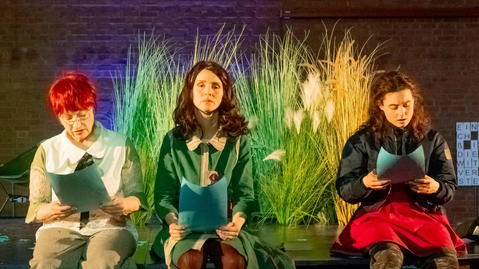 Eine Szene mit Michaela Domes, Sophie Weikert und Anna Woll (von links): Finden die Mütter und Töchter eine gemeinsame Sprache? (Foto: Evi Lemberger)