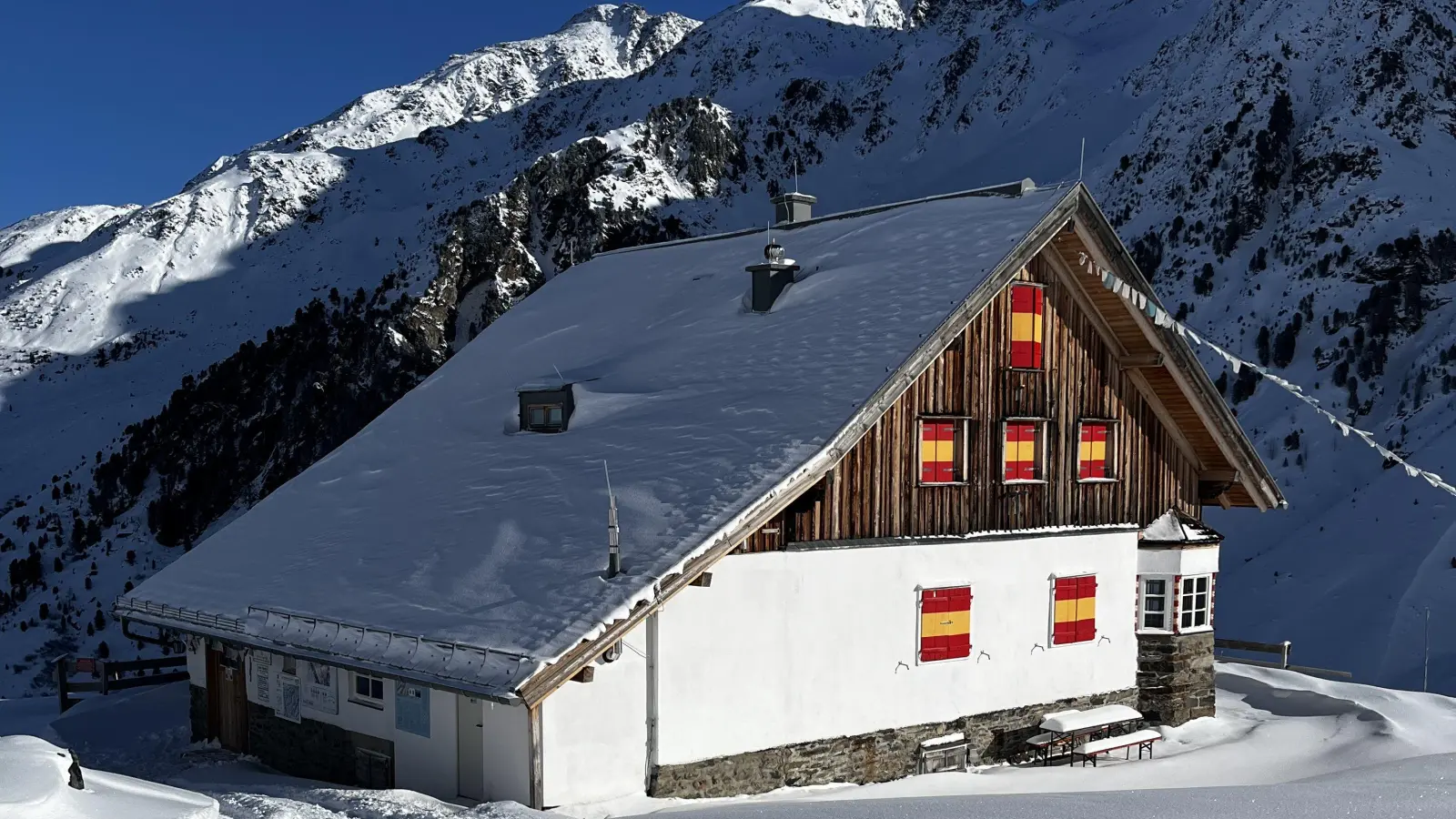 Die Potsdamer Hütte liegt auf 2009 Metern Höhe. Ab dem morgigen Sonntag herrscht in dem Haus der DAV-Sektion Dinkelsbühl wieder Betrieb. (Foto: Sven Bissert)