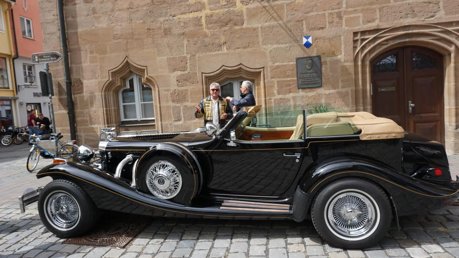 In der Ansbacher Innenstadt können Fans von historischen Fahrzeugen am Sonntag so manchen Schatz entdecken. Zum Beispiel diesen Excalibur Phaeton Serie V, Baujahr 1985. Excalibur war eine eigenständige US-Automarke. Weltweit wurden nur 215 Fahrzeuge gebaut. Prominenter Vorbesitzer war Schauspieler Ludwig Haas, der „Dr. Dressler” aus der Serie „Lindenstraße”. (Foto: Andrea Walke)