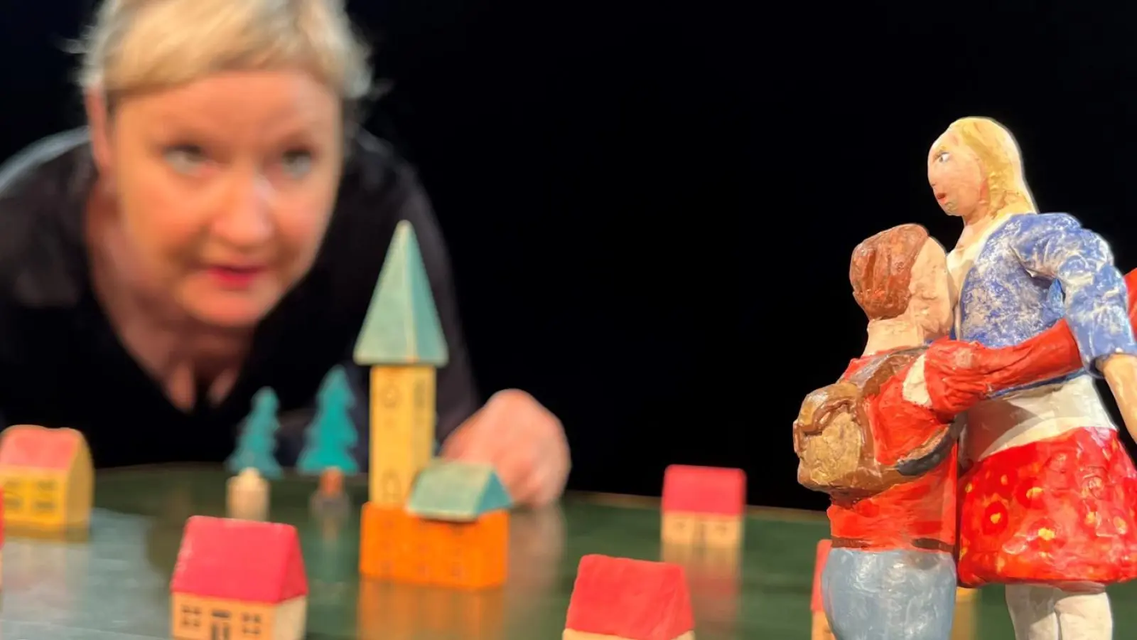 Noch unbeschwert: die Schulkinder Martin und Luise. Friederike Krahl schaut zu. (Foto: Franziska Hiss)